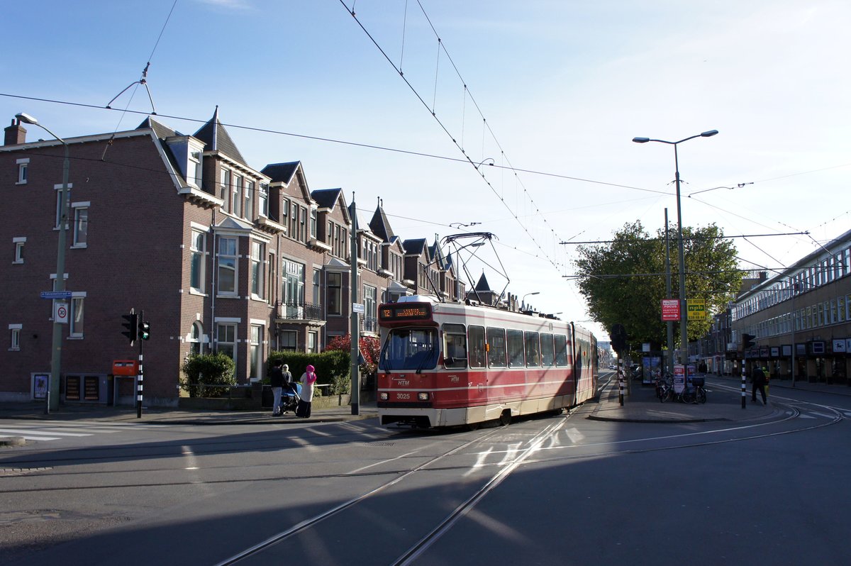 Niederlande / Straßenbahn (Tram) Den Haag: BN GTL8-I (Wagennummer 3025) von HTM Personenvervoer N.V., aufgenommen im April 2016 im Stadtbezirk Segbroek in Den Haag.