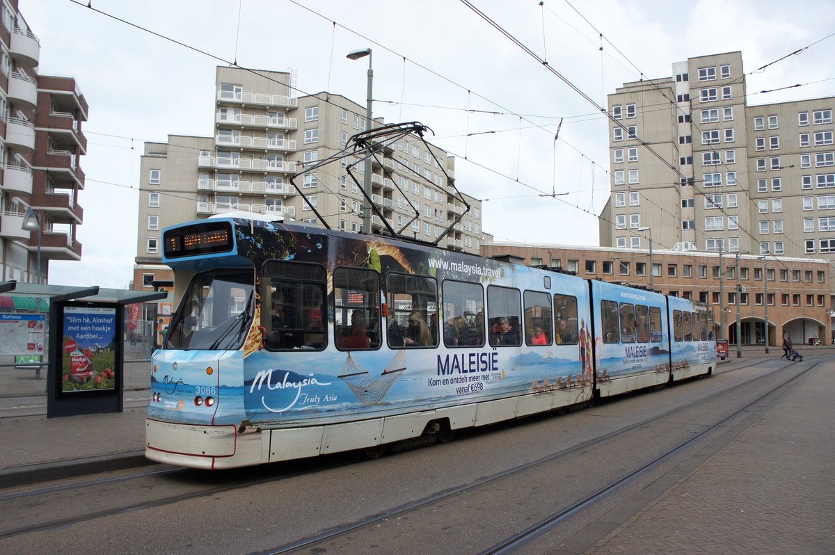 Niederlande / Straenbahn (Tram) Den Haag: BN GTL8-I (Wagennummer 3066) von HTM Personenvervoer N.V., aufgenommen im April 2016 im Stadtteil Scheveningen in Den Haag.