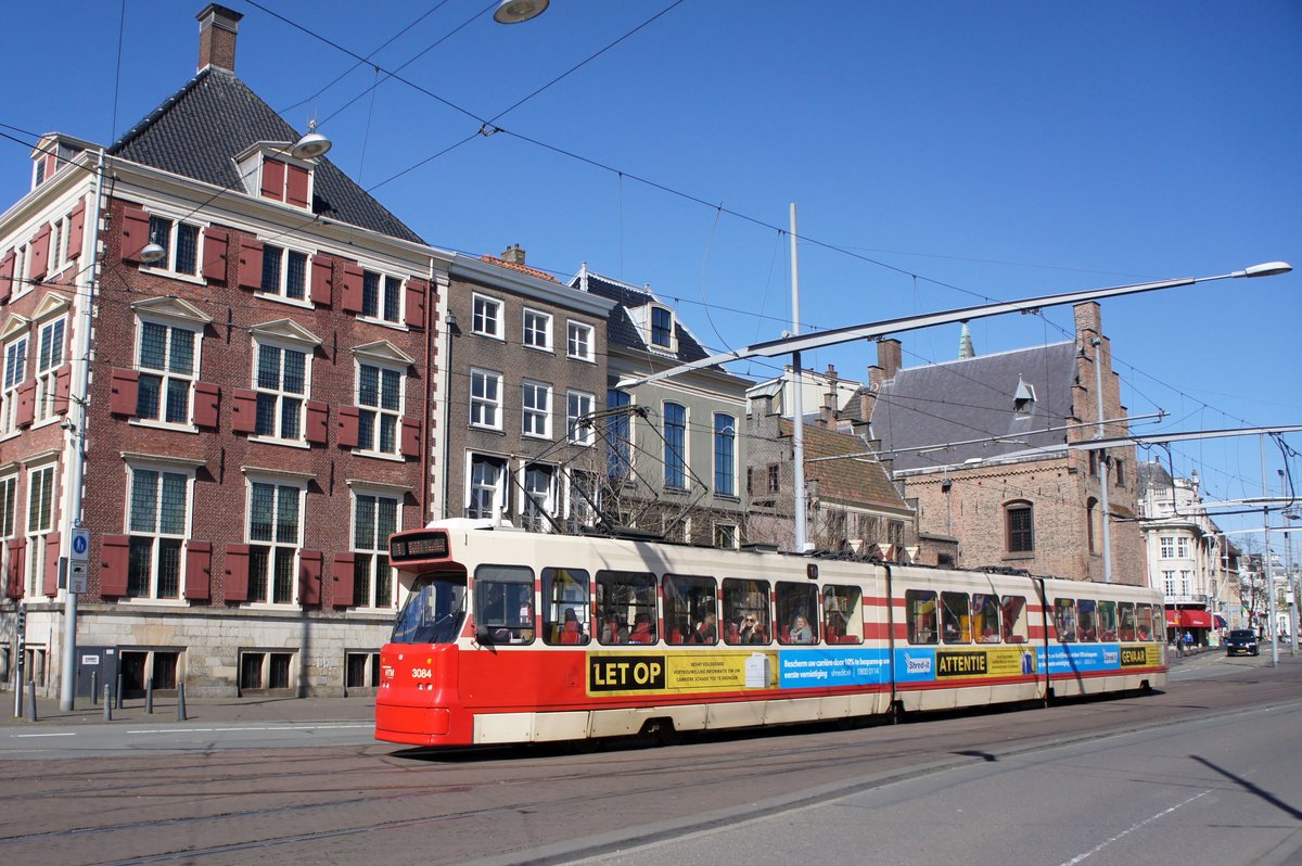 Niederlande / Straßenbahn (Tram) Den Haag: BN GTL8-I (Wagennummer 3084) von HTM Personenvervoer N.V., aufgenommen im April 2016 in der Innenstadt von Den Haag.