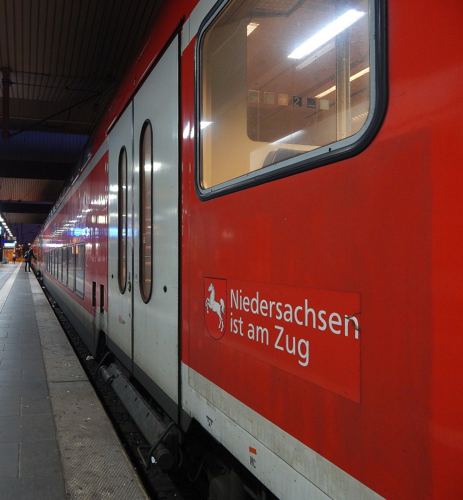 Niedersachsen ist am Zug. Am 30.12.15 hing der Braunschweiger Doppelstockwagen 
D-DB 50 80 26-81 070-7 DBpza781 DB Regio AG Region Nord Braunschweig am RE6 von Düsseldorf nach Minden.

Düsseldorf 30.12.2015
