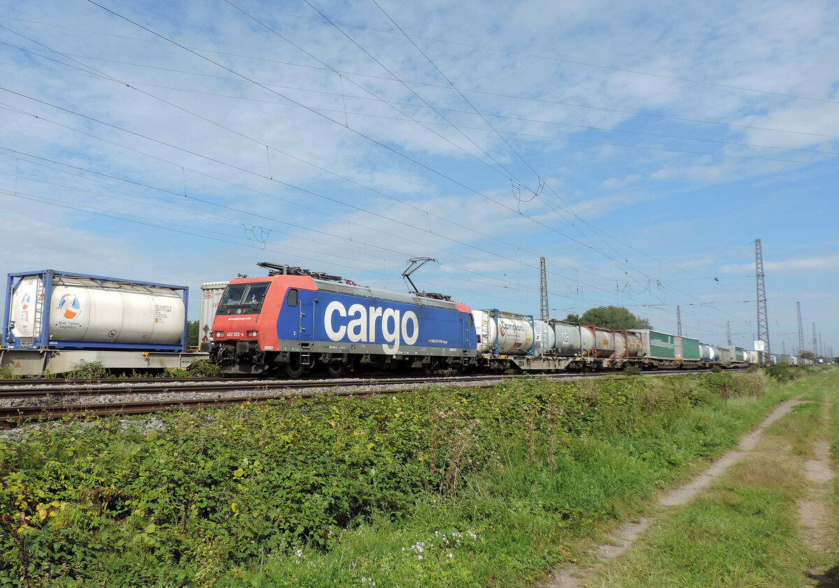 Niederschopfheim - 16. September 2023 : 482 025 mit einem KLV in richtung Süden unterwegs. 

Link zum Video : https://www.youtube.com/watch?v=SFNIWOxAjb4&lc=UgyvNi3yYDnFPCTWXMp4AaABAg