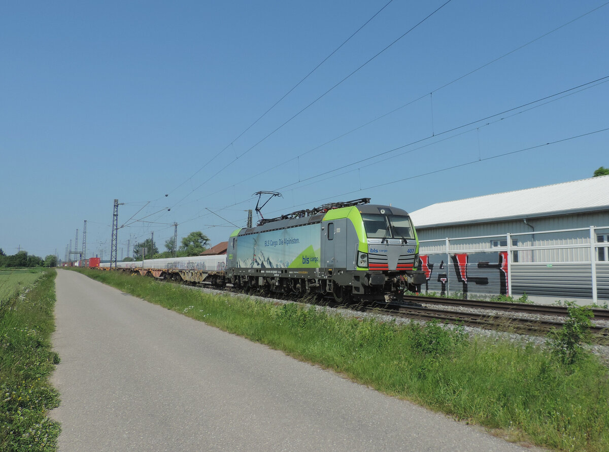 Niederschopfheim - 26. Mai 2023 : BLS 475 407 mit einem KLV in Richtung Basel. 

Link zum Video : https://www.youtube.com/watch?v=hZ_15PKV-vo