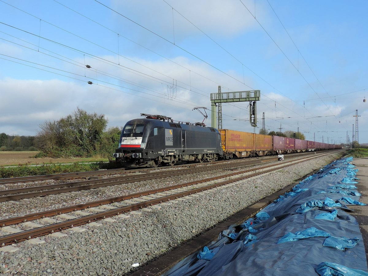 Niederschopfheim - 30.10.17 : vielleicht meine letzte Fototour vor dem Aufbau der Lärmschutzmauer. MRCE Lok ES64U2 - 062 mit einem Containerzug.