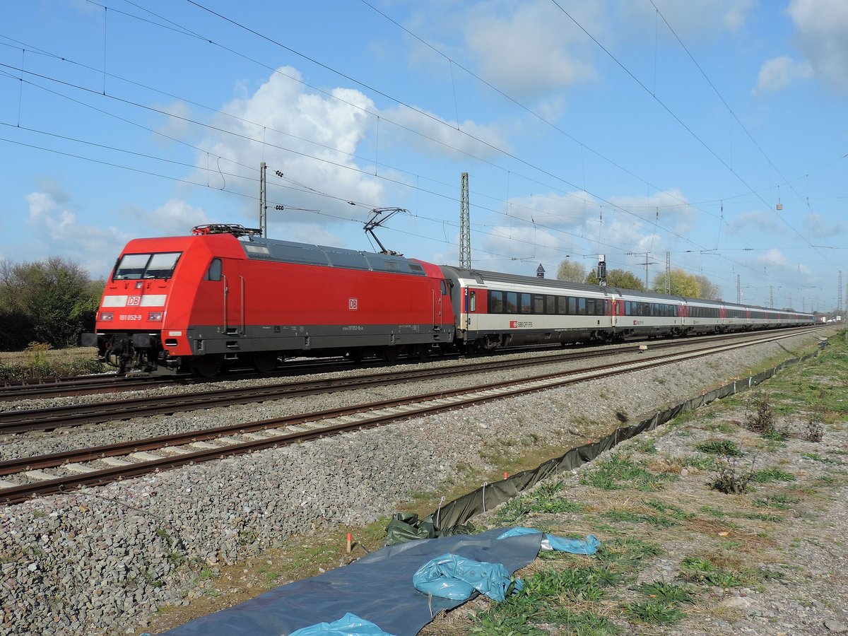 Niederschopfheim - 30.10.17 : vielleicht meine letzte Fototour vor dem Aufbau der Lärmschutzmauer. 101 052 mit dem EC 7 Dortmund - Interlaken Ost.