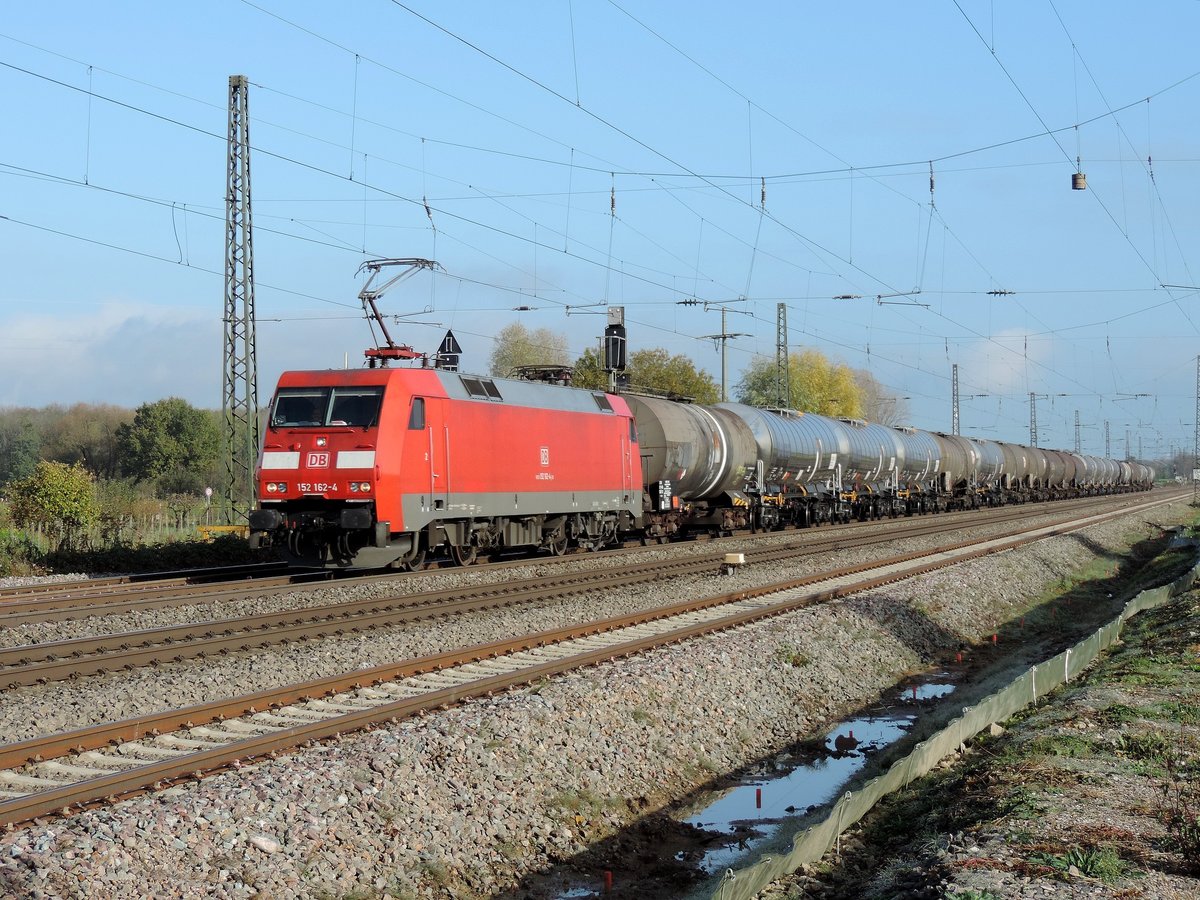 Niederschopfheim - 30.10.17 : vielleicht meine letzte Fototour vor dem Aufbau der Lärmschutzmauer. 152 162 mit einem Kesselzug.