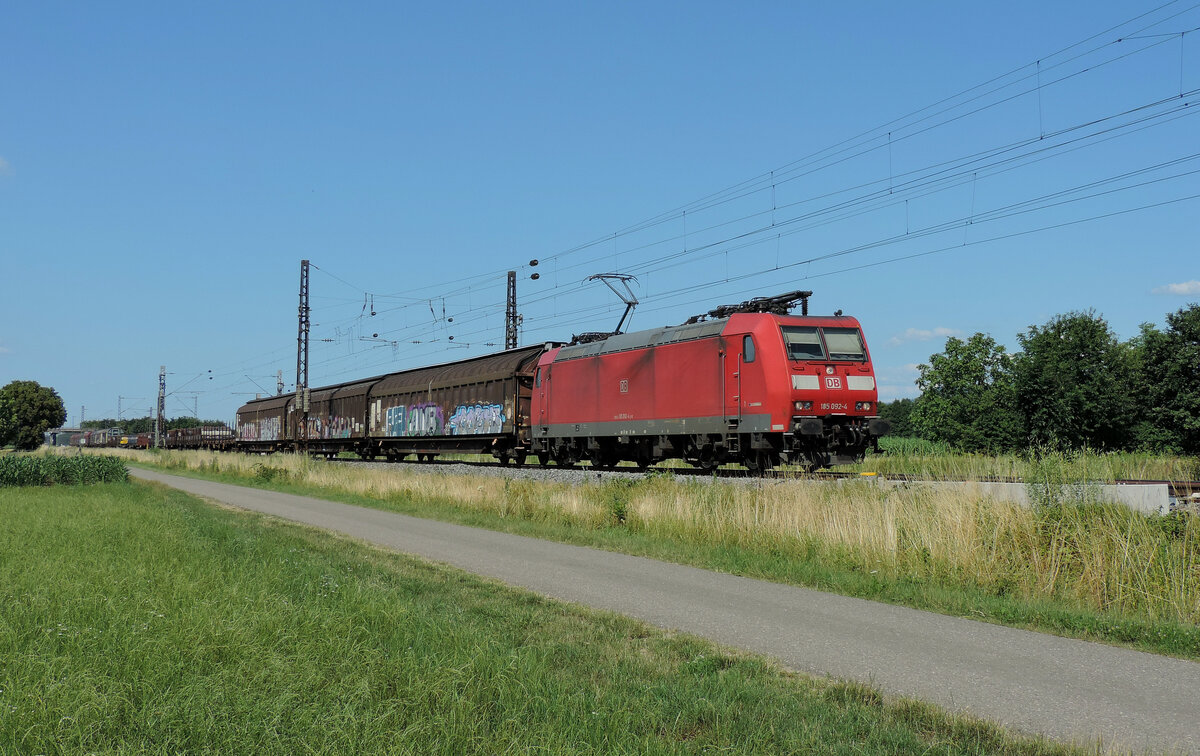Niederschopfheim - 6. Juli 2023 : 185 092 mit einem Stahlzug in Richtung Süden unterwegs. 

Link zum Video : https://www.youtube.com/watch?v=4YeCkd4rkP8&t=40s