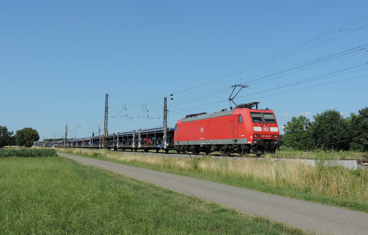 Niederschopfheim - 6. Juli 2023 : 185 099 mit einem Autozug in Richtung Süden unterwegs. 

Link zum Video : https://www.youtube.com/watch?v=4YeCkd4rkP8&t=40s