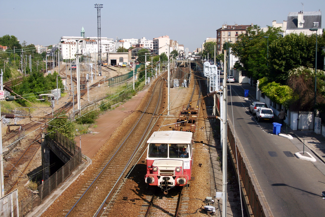 Niedlich wirkt dieses Gleisbaufahrzeug (Typenbezeichnung unbekannt) das mir am 19. Juli 2007 in Asnières-sur-Seine über den Weg lief.
