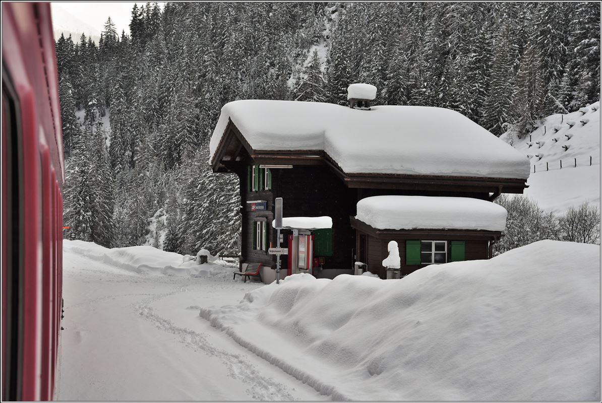 Niemand steigt ein oder aus am tiefverschneiten Bahnhof Davos Monstein. (19.01.2018)