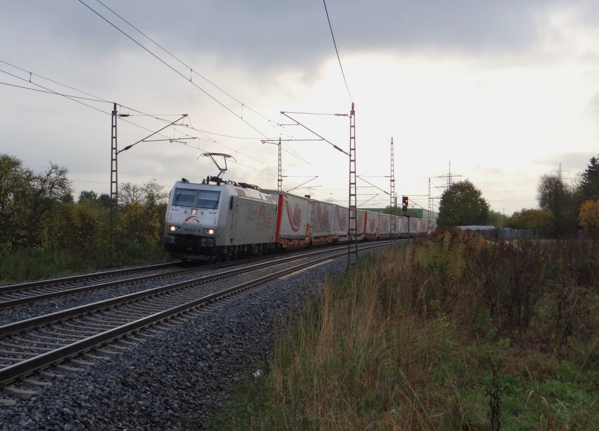 Nieselregen und Nebel am 16.10.15 in Neu-Ulm. 185 537-8 zu sehen mit dem Mars-Zug.