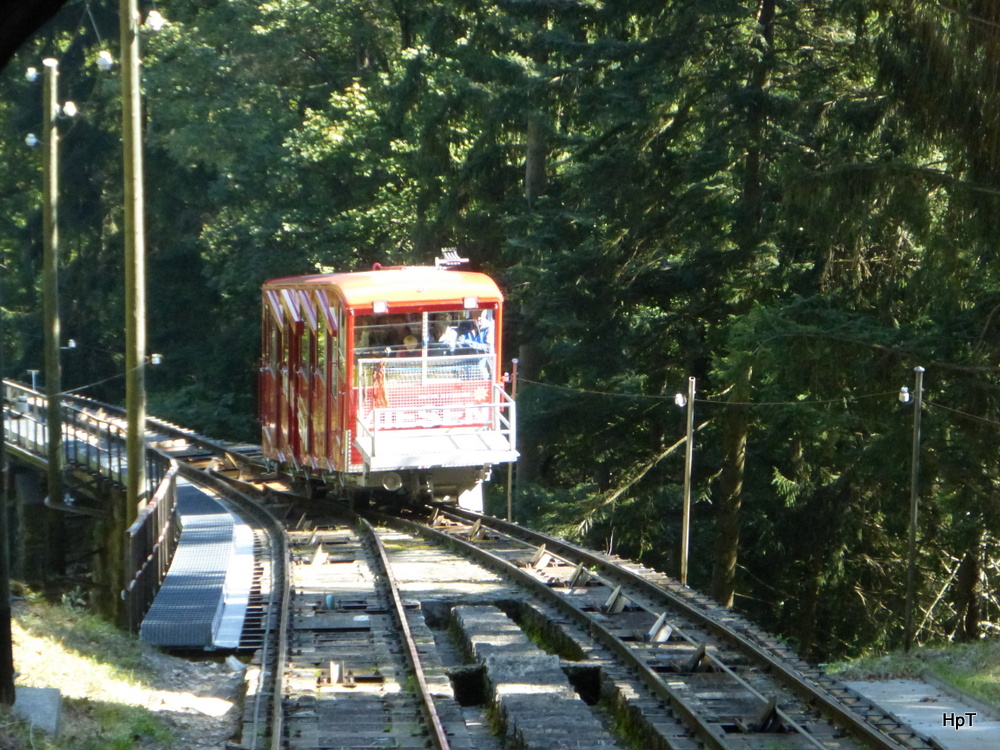 Niesen Bahn - Wagen 1 kurz vor der Kreuzung mit Wagen 2 unterwegs am 23.09.2014