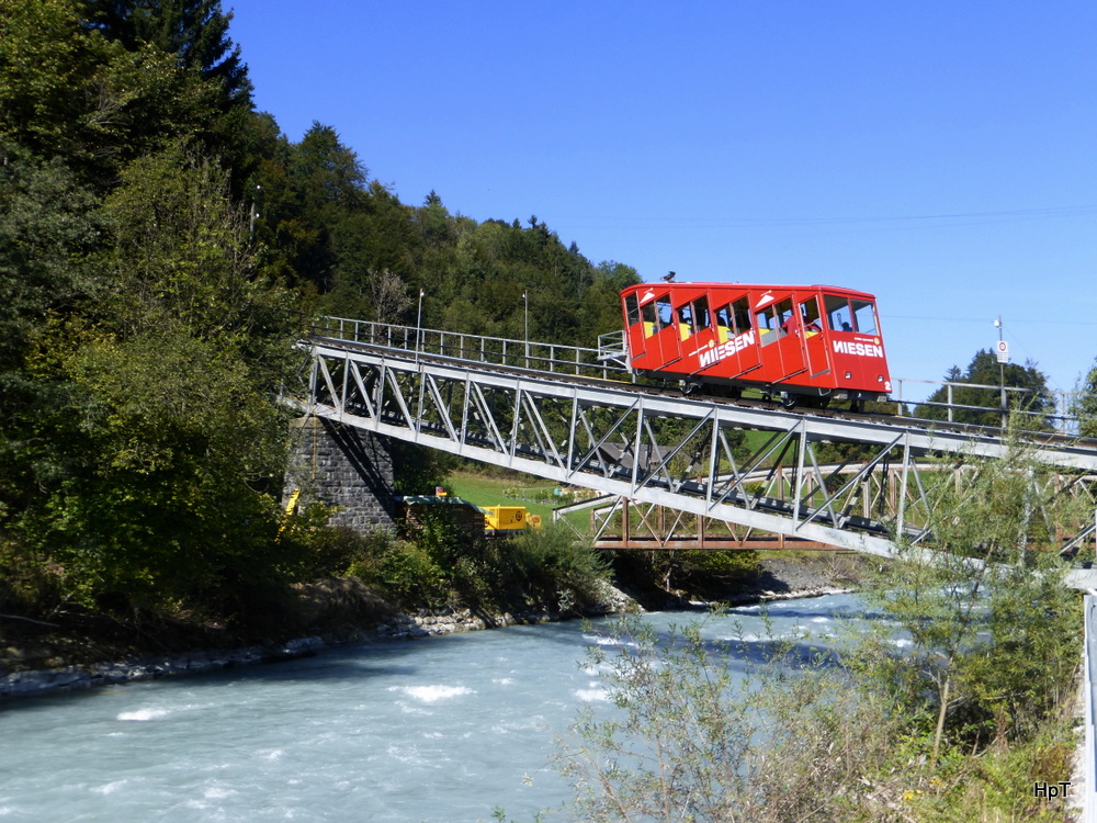 Niesen Bahn - Wagen 2 beim Überqueren der Kander kurz nach verlassen der Talstation am 23.09.2014