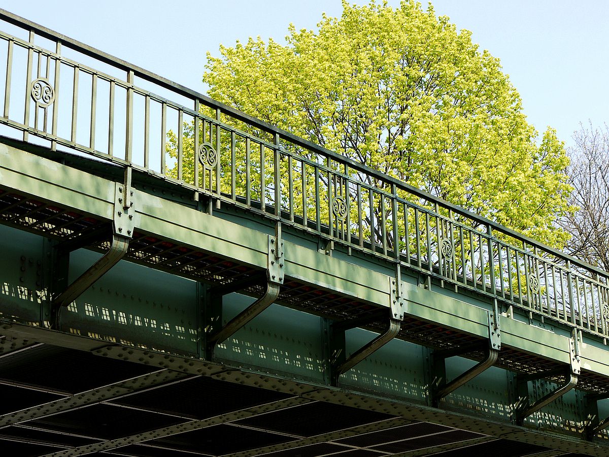 Nieten und Jugendstil - Brücken aus der Gründungszeit der Hamburger Hochbahn AG: hier an der Haltestelle  Habichtstraße , Linie U3. 19.4.2011