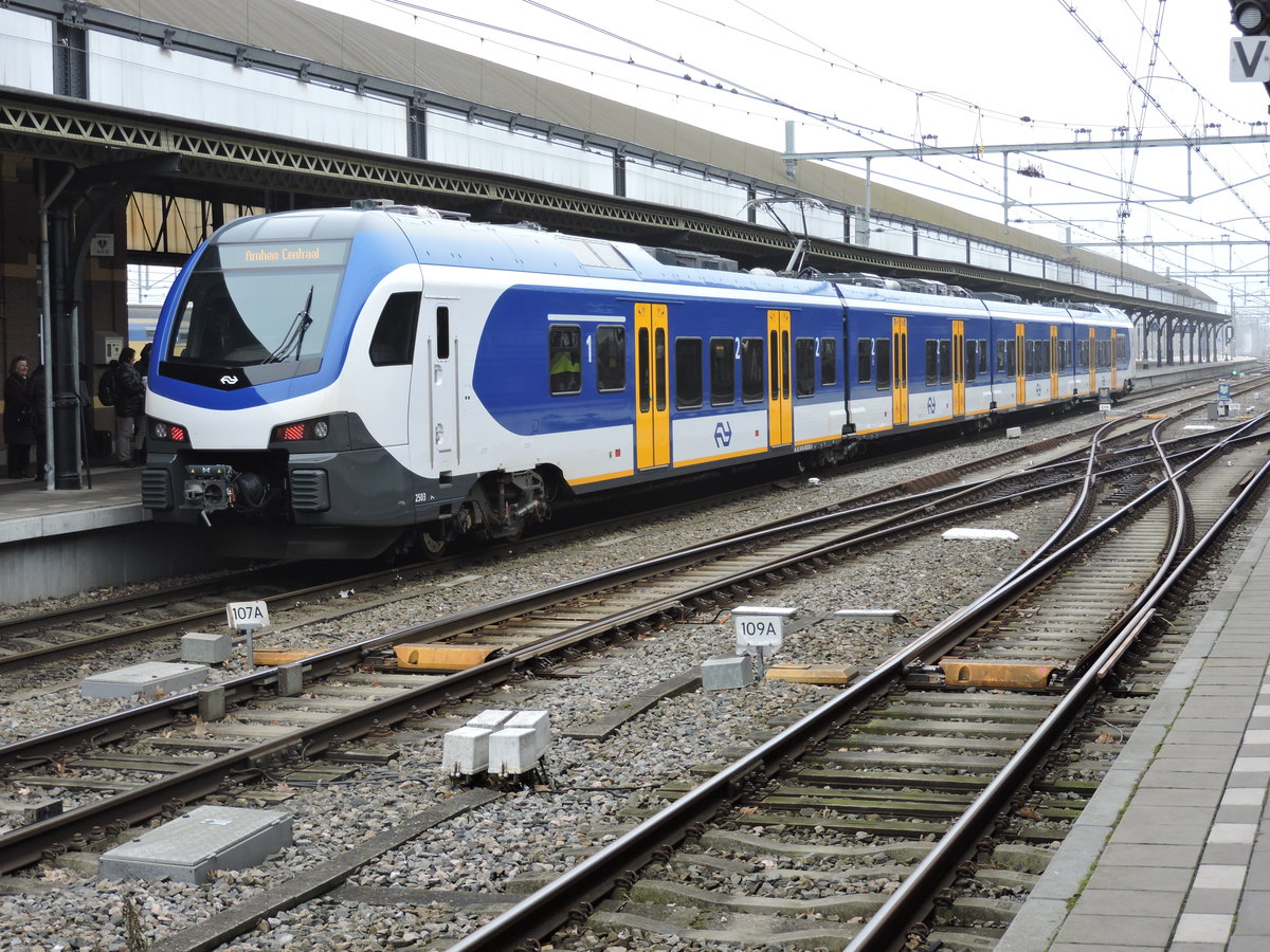 Nijmegen, Triebzug 2503 als stoptrein (Regionalbahn) nach Arnhem Centraal. Nijmegen, den 18. Februar 2017