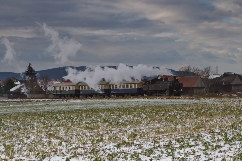 Nikolaus-Sonderzug bespannt mit der 93.1420 in Hetzmannsdorf. (07.12.2013)