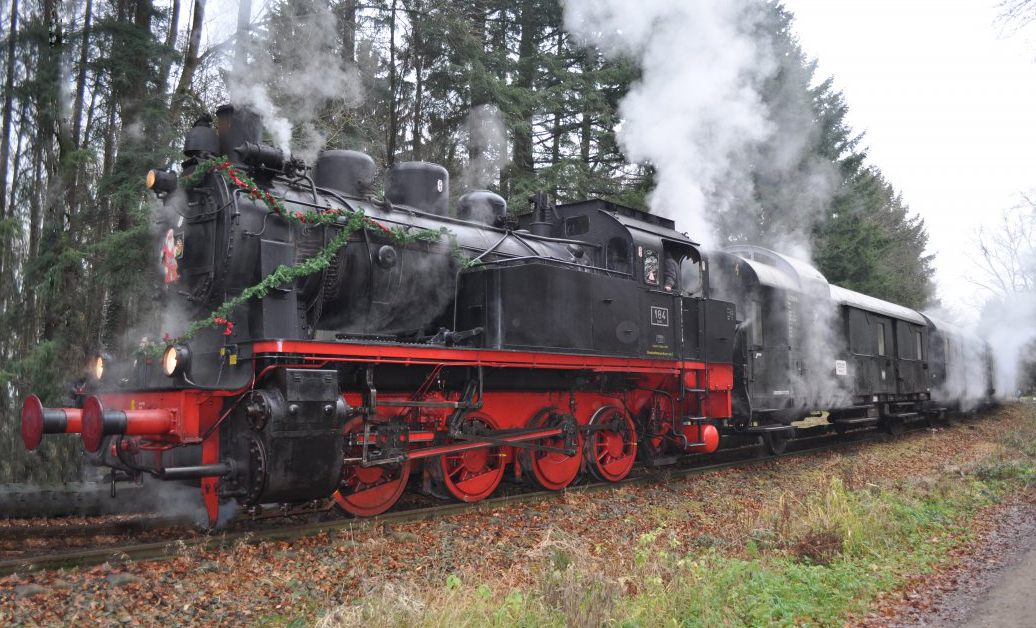 Nikolauszug des Museums Darmstadt-Kranichstein am 11.12.2011 10Uhr am Bessunger Forsthaus.

Dampflokomotive 184 DEG, Baujahr 1946