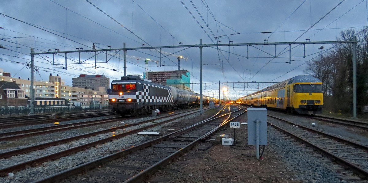 Nimwegen Bahnhof. HSL 1832 (Damebrett) ist bereit für eine Fahrt nach Emmerich 28/12/2013