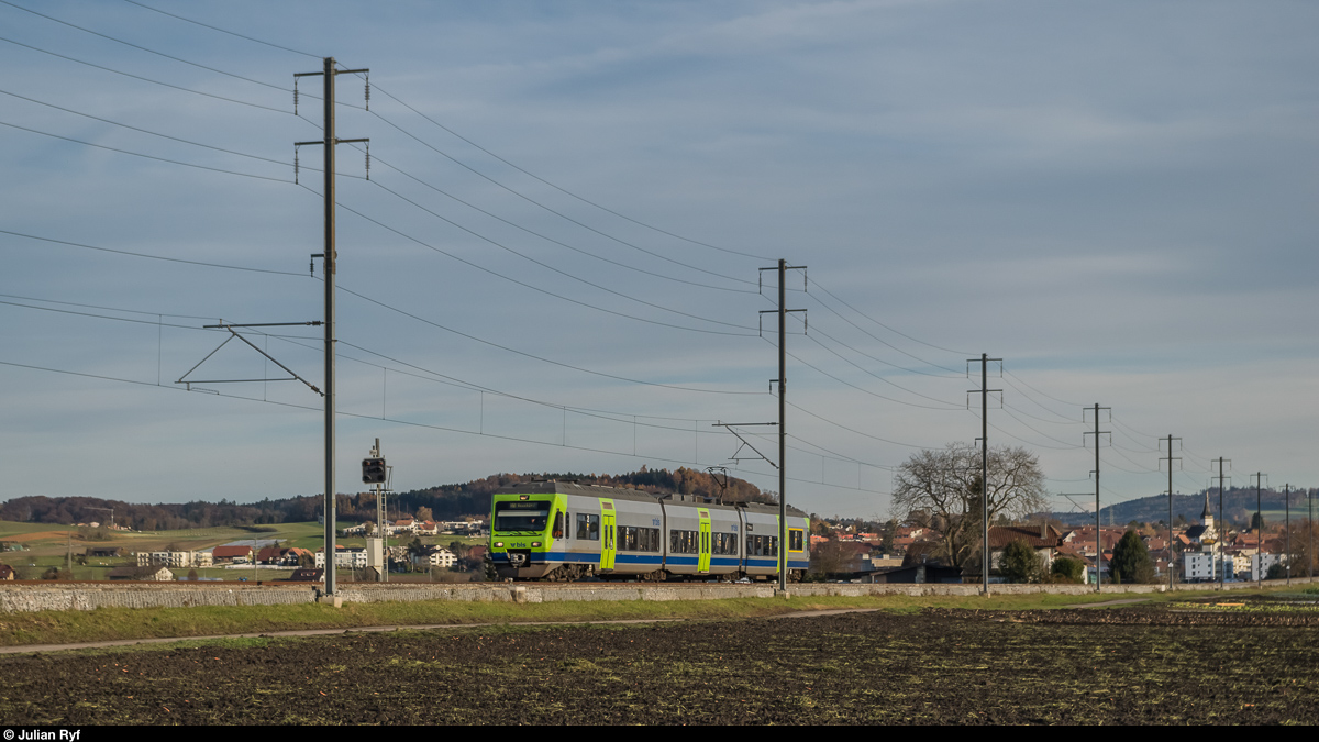 NINA RABe 525 028 durchquert am 20. November 2016 als S5 Bern - Neuchâtel bei Kerzers das Grosse Moos. Hier befindet sich eines der grössten Gemüseanbaugebietes der Schweiz.