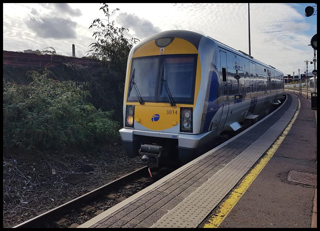 NIR Triebwagen 3014 fährt hier am 22.09.2018 um 17.10 Uhr in den Belfaster Bahnhof Great Victoria Station ein.