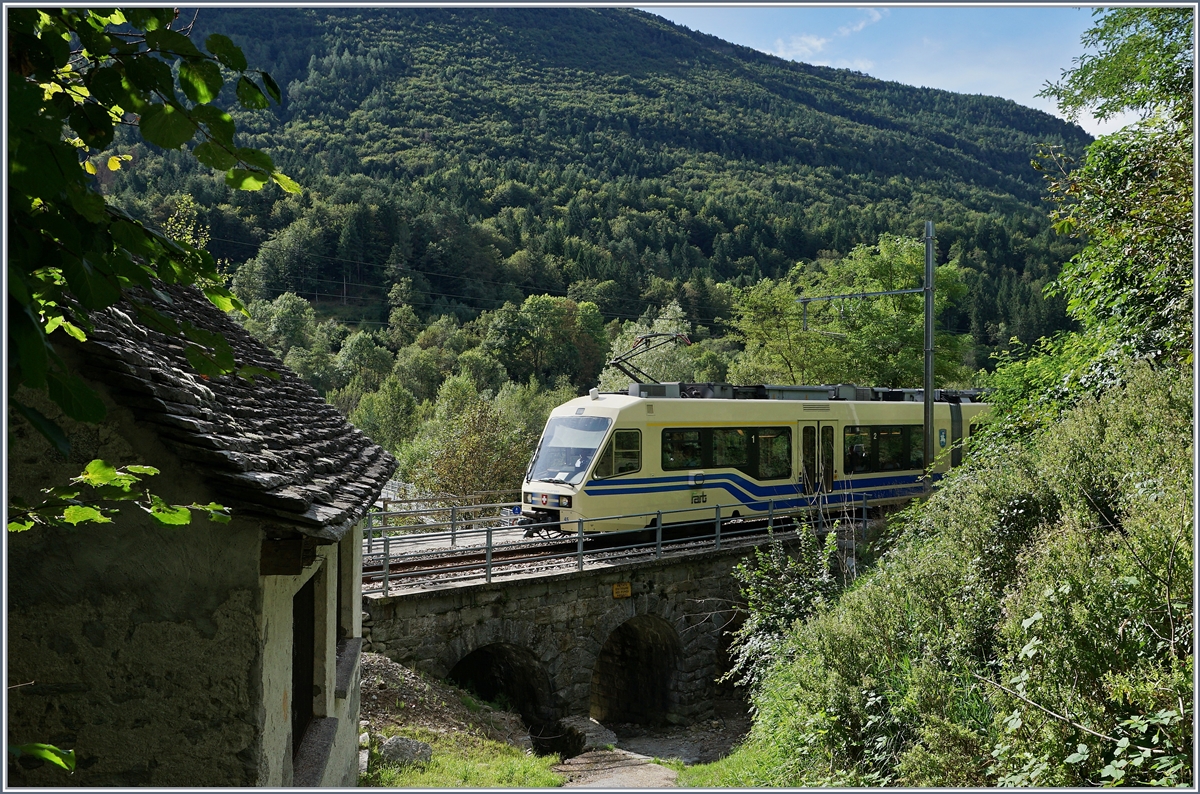 Nischenfotografie: Während hinter meinem Rücken die prächtige Wallfahrtskirche von Re thront, bleibt der Blick auf die Strecke Domodossola - Locarno ziemlich eingeengt. Trotzdem ein lohnendes Umfeld, den vorbei fahrenden FART CEX 43 hier abzulichten.
5. Sept 2016