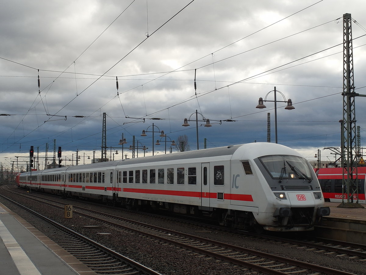 Nix mit KISS-Zug der Westbahn für die Direktverbindung Dresden - Rostock. Den ersten IC 1278 bringt D-DB 51 80 80-95 260-0 Bimmdcf geschoben von 101 115; Dresden Hbf, 15.12.2019
