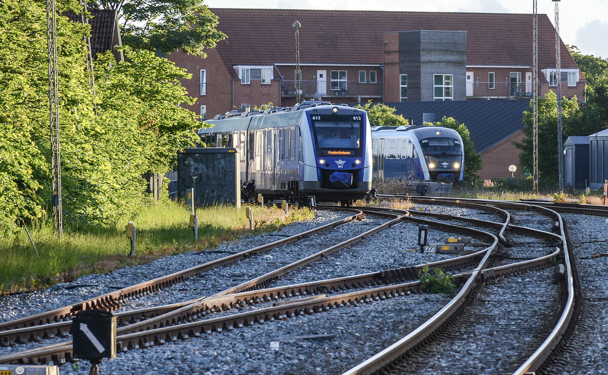 NJ 613 bei der Einfahrt in den Bahnhof Hj�rring. Der Zug kommt aus Aalborg und ist auf dem Weg nach Frederikshavn. Aufnahme: 110. Juni 2026.