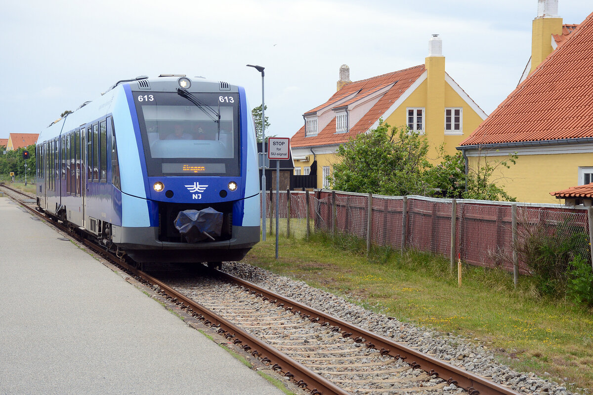 NJ 613 ist ein moderner Alstom Coradia LINT 41-Triebzug der �Nordjyske Jernbaner�. Der Zug wurde 2013 geliefert und verkehrt haupts�chlich auf den Strecken zwischen Sk�rping, Frederikshavn (Skagensbanen) und Hirtshals. Er geh�rt zur Litra-Lm-Serie der Nordjyske Jernbaner. Aufnahne: 12. Juni 2026.