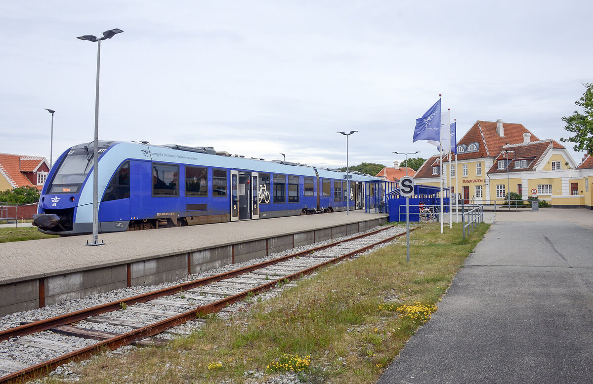 NJ 617 ist ein moderner Alstom Coradia LINT 41-Triebzug der �Nordjyske Jernbaner�. Der Zug wurde 2013 geliefert und verkehrt haupts�chlich auf den Strecken zwischen Sk�rping, Frederikshavn (Skagensbanen) und Hirtshals. Er geh�rt zur Litra-Lm-Serie der Nordjyske Jernbaner. Aufnahme: 12. Juni 2026.