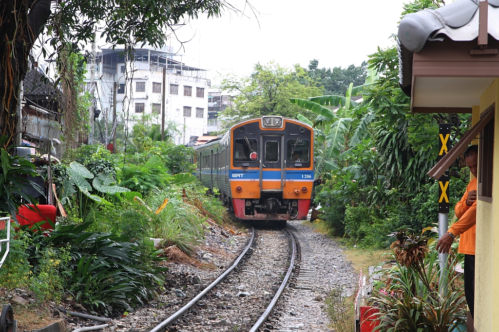 NKF 1206 (1A'2', dh, Nippon Sharyo, Bauj.1985) als letztes Fahrzeug des ORD 4343 von Wongwian Yai nach Mahachai am 10.Jänner 2018 kurz nach der EK im Km 3,699 bei der Talat Phlu Station.