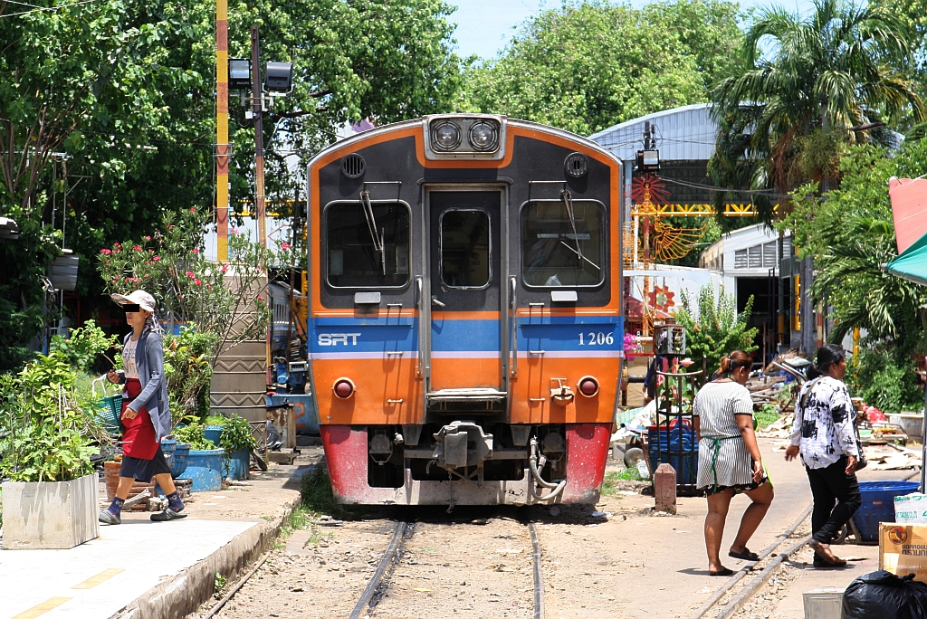 NKF 1206 (1A'2', dh, Nippon Sharyo, Bauj.1985) wartet am 04.Juni 2018 in der Mahachai Station auf seinen nächsten Einsatz.