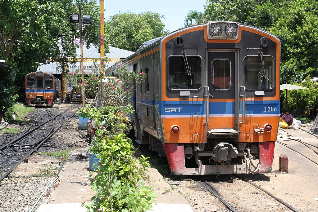 NKF 1206 (1A'2', dh, Nippon Sharyo, Bauj.1985) und NKF 1208 (1A'2', dh, Nippon Sharyo, Bauj.1985) im Hintergrund warten am 04.Juni 2018 im Depot Mahachai auf ihre nächsten Einsätze.