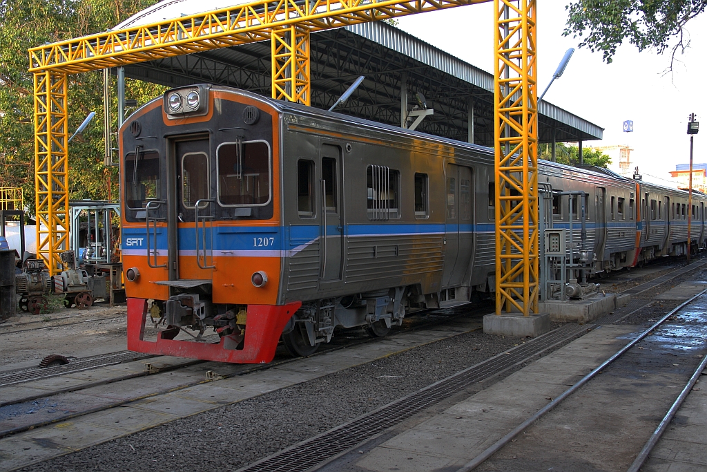 NKF 1207 (1A'2', dh, Nippon Sharyo, Bauj.1985) wartet am 20.November 2019 im Depot Mahachai auf seinen nächsten Einsatz.