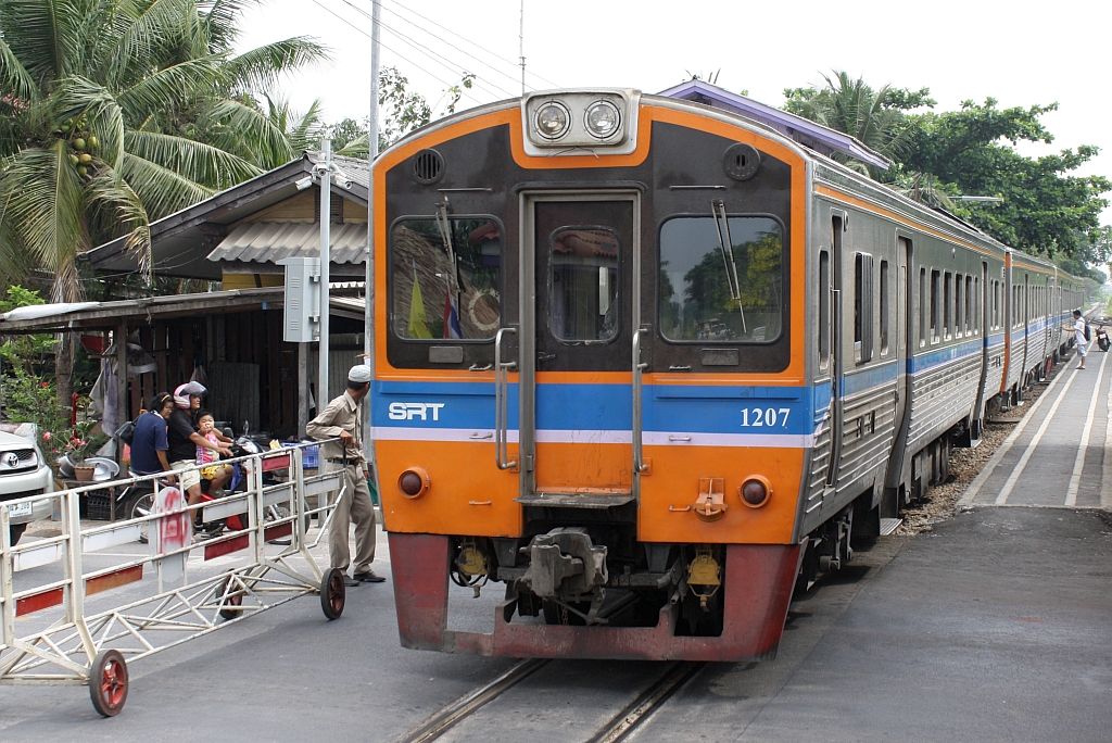 NKF 1207 (1A'2', dh, Nippon Sharyo, Bauj.1985) als letztes Fahrzeug des ORD 4322 am 21.März 2014 im Bf. Rang Pho. 

