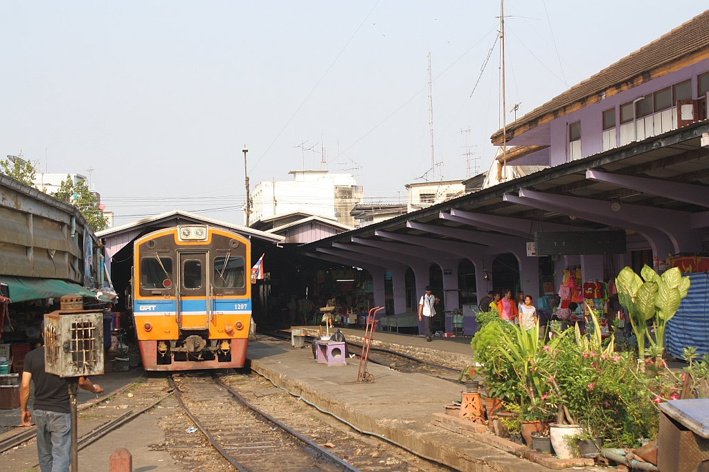 NKF 1207 (1A'2', dh, Nippon Sharyo, Bauj.1985) am 21.März 2014 als letztes Fahrzeug des ORD 4344 abfahrbereit im Bf. Mahachai.
