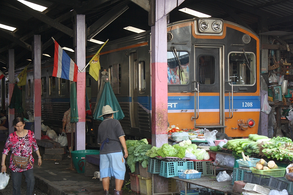 NKF 1208 (1A'2', dh, Nippon Sharyo, Bauj.1985) am 21.März 2014 als ORD 4344 abfahrbereit im Bf. Mahachai.