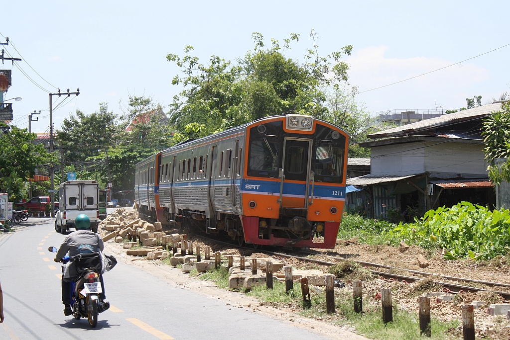 NKF 1211 als letztes Fahrzeug des ORD 4342 (Mahachai - Wongwian Yai) am 01.Juni 2013 kurz nach der EK mit der Thanon Ekkachai. 

