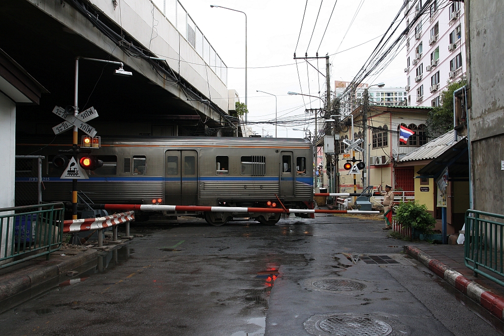 NKF 1215 (1A' 2', dh, Hitachi, Bauj.1985) als erstes Fahrzeug des ORD 4343 von Wongwian Yai nach Mahachai am 10.Jänner 2018 auf der EK im Km 3,699 bei der Talat Phlu Station.