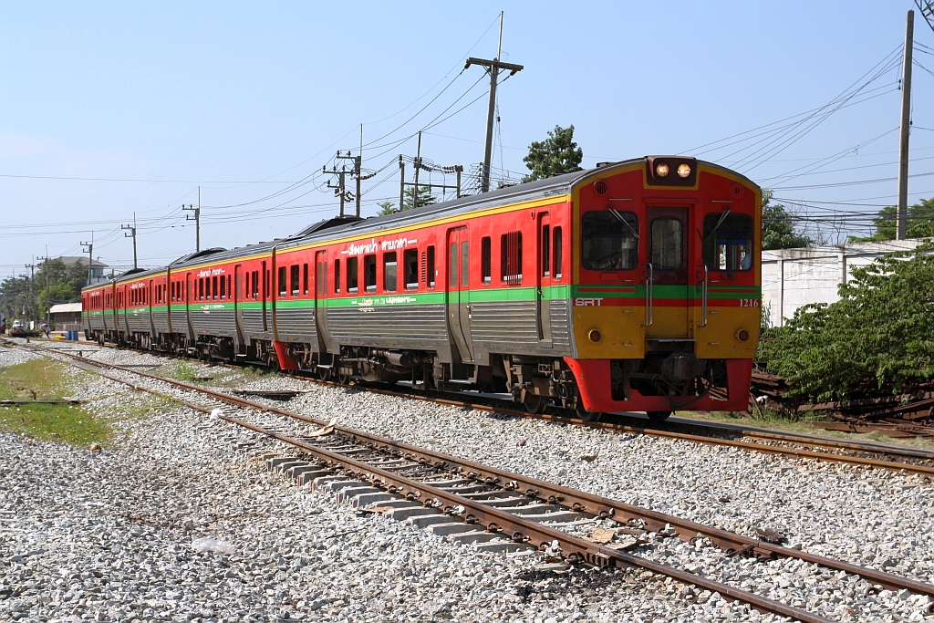 NKF 1216 als erstes Fahrzeug des ORD 4382 von Mae Klong fährt am 20.November 2019 in die Ban Laem Station ein.
