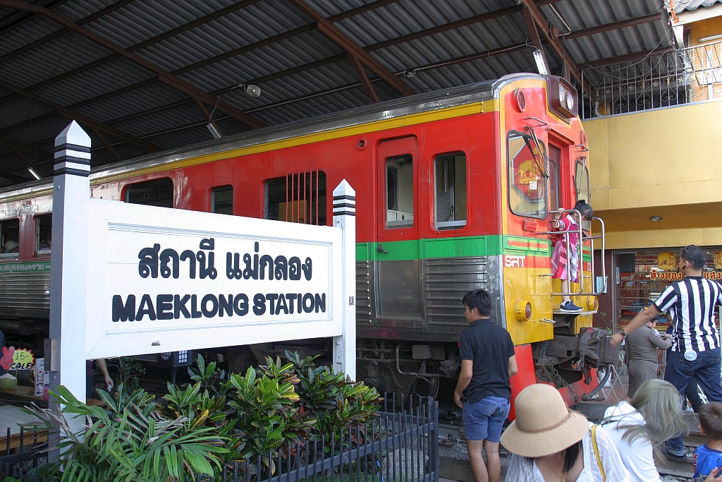 NKF 1216 am 20.November 2019 in der Mae Klong Station. Ohne störende Personen war es unmöglich ein Bild des Stationsschildes mit dem Triebwagen zu machen.