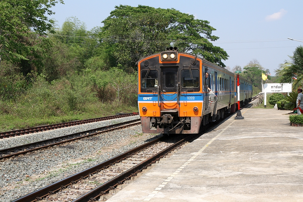 NKF 1222 fährt am 22.März 2023 als LOC 407 (Nakhon Sawan - Chiang Mai) in die Tha Chomphu Station ein.