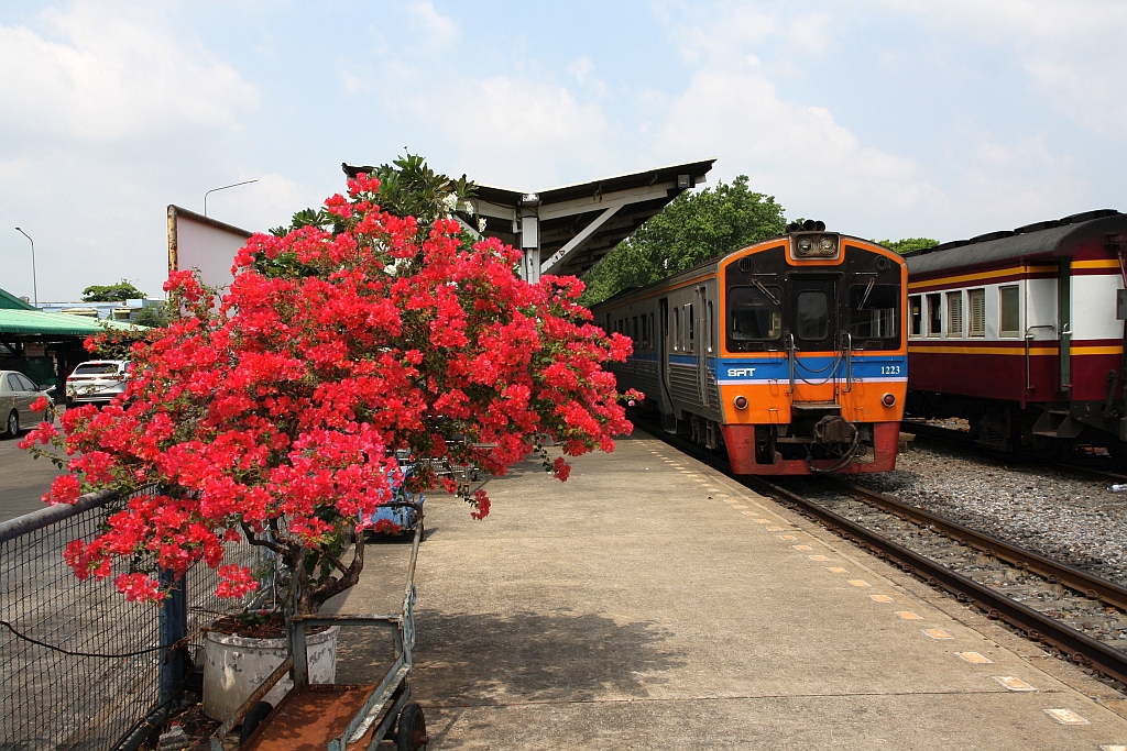NKF 1223 als letztes Fahrzeug des Comuter Special 1115 (Thon Buri - Nakhon Pathom) am 24.März 2024 in der Thon Buri Station.