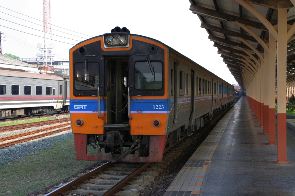NKF 1223 am 22.März 2023 abfahrbereit als LOC 408 nach Nakhon Sawan in der Chiang Mai Station.