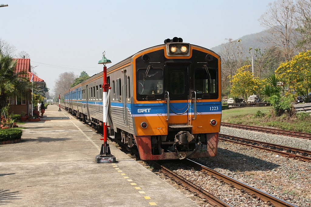 NKF 1223 am 22.März 2023 als LOC 408 (Chiang Mai - Nakhon Sawan) in der Tha Chomphu Station.