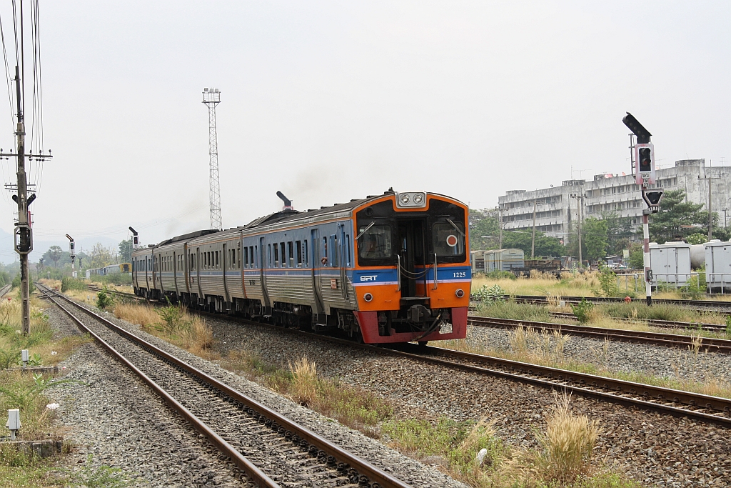 NKF 1225 am 22.Mrz 2014 als letztes Fahrzeug des EXP 75 von Bangkok-Hua Lamphong nach Udon Thani im Bf. Kaeng Khoi Junction.