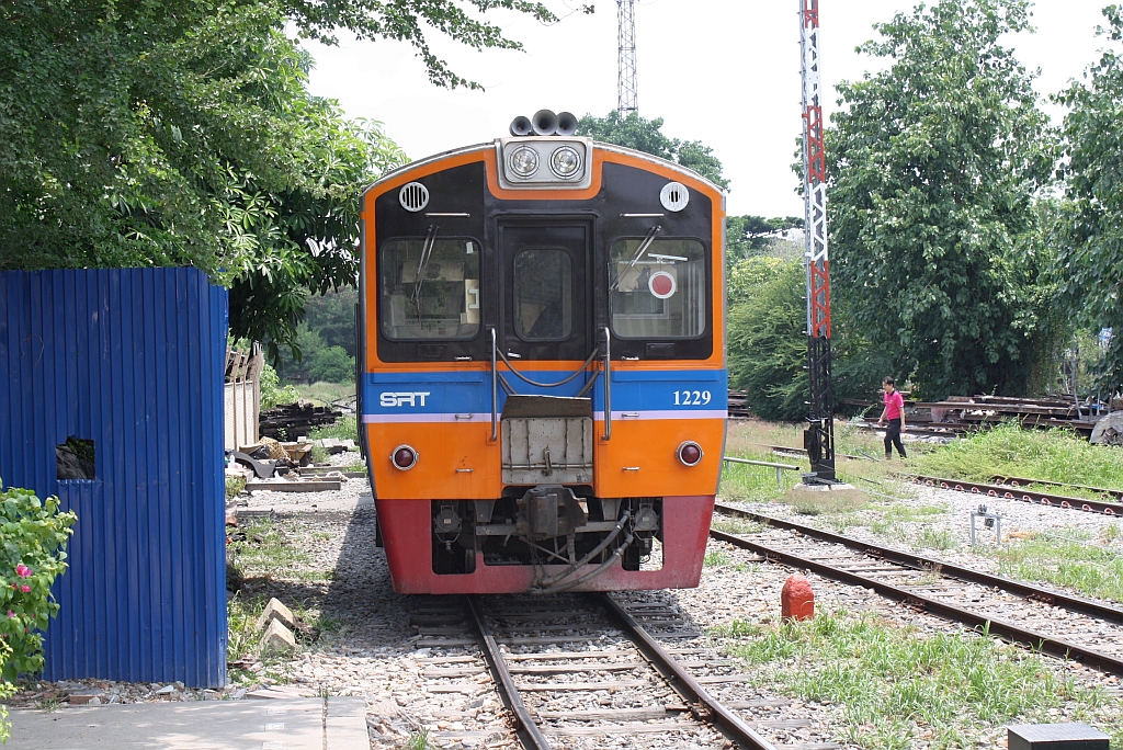 NKF 1229 als letztes Fahrzeug des ORD 919/4 nach Salaya am 31.Mai 2013 im Bf. Thon Buri.
