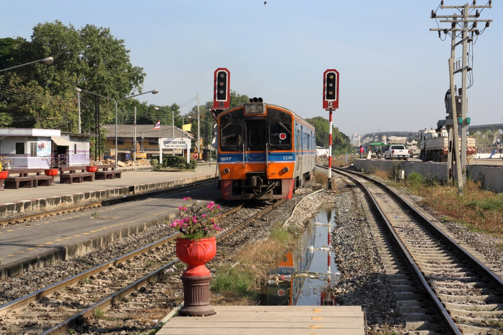 NKF 1230 fährt am 21.November 2019 aus der Bang Sue Station.