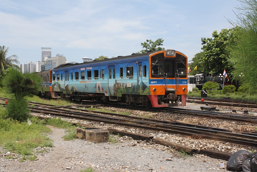 NKF 1230 mit Totalwerbung am 28.Mai 2013 im Bf. Hua Lamphong. 

