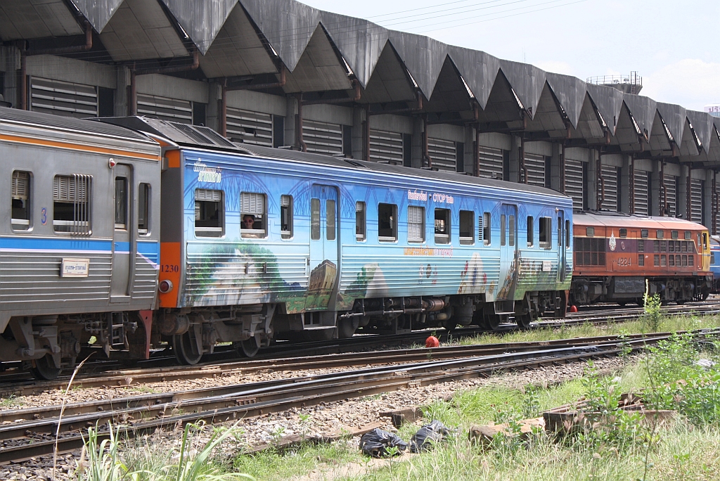 NKF 1230 mit Totalwerbung am 28.Mai 2013 im Bf. Hua Lamphong.