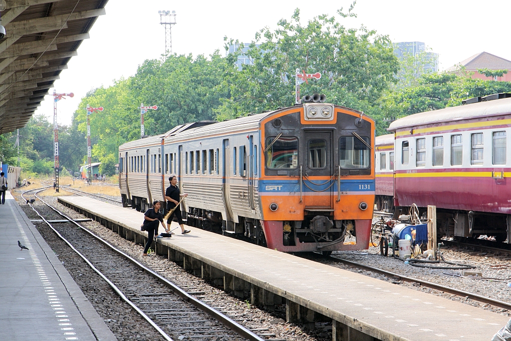 NKF 1231 ist gemeinsam mit dem NKF 1222 am 25.März 2017 als ORD 919(5) nach Sala Ya im Bf. Thon Buri bereitgestellt.