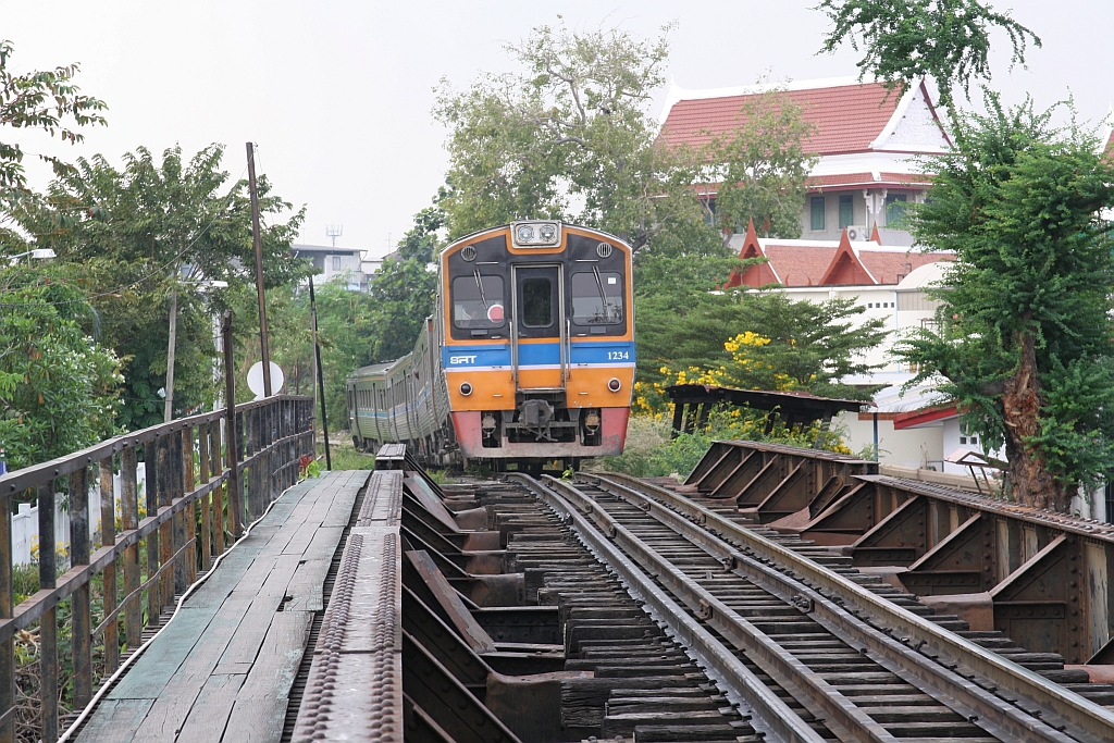 NKF 1234 (1A' 2', dh, Kawasaki, Bauj.1985) als letztes Fahrzeug des ORD 4343 (Wongwian Yai - Mahachai) am 15.Dezember 2017 bei der Chom Thong Station.